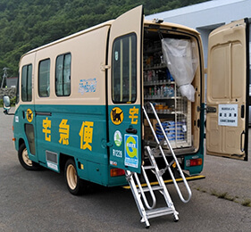 Mobile sales vehicles utilizing pickup and delivery vehicles