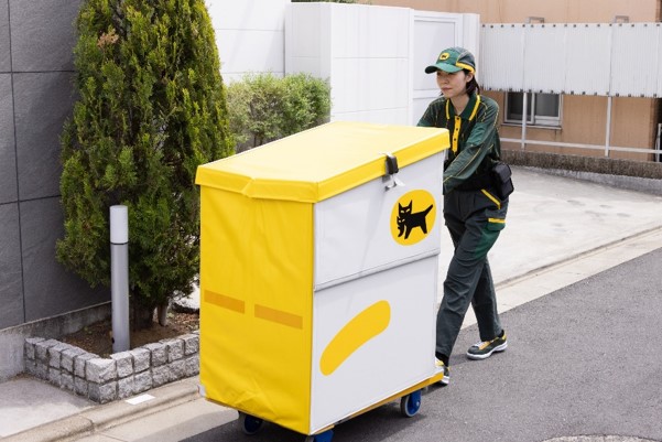 Sales Driver carries luggages